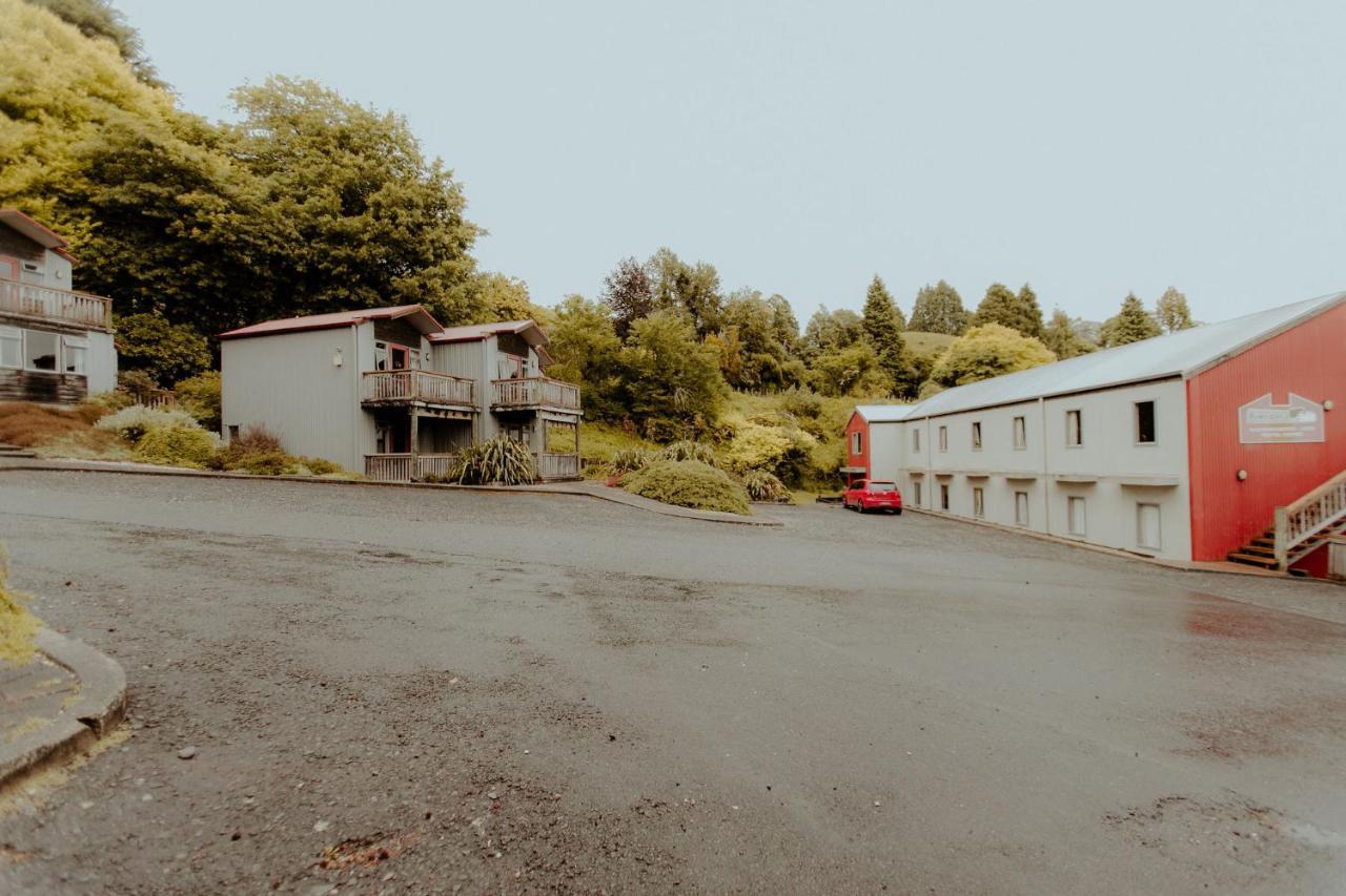 Waitomo Village Chalets Home Of Kiwipaka ไวโตโมเคฟส์ ภายนอก รูปภาพ